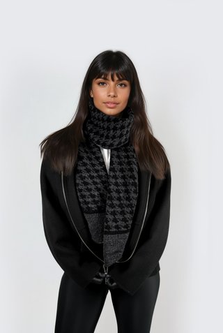 Scarf knitted with the No 006 pattern from Grivette Design