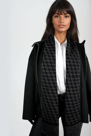 Scarf knitted with the No 006 pattern from Grivette Design